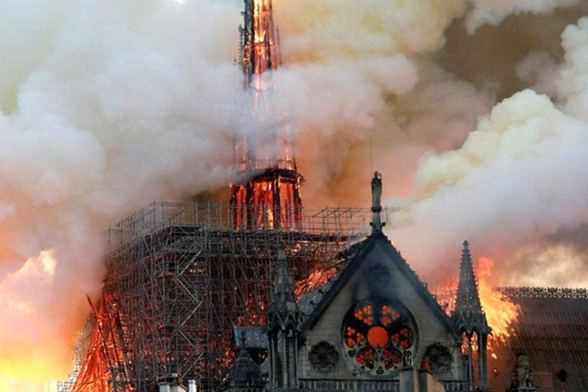 کلیسای نوتردام آتش گرفت/ بنای اصلی ساختمان فرو نریخت