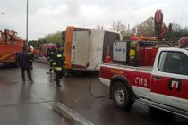 واژگونی اتوبوس‌ بین‌شهری در بزرگراه خرازی اصفهان/دو پای راننده کمکی قطع شد + تصاویر