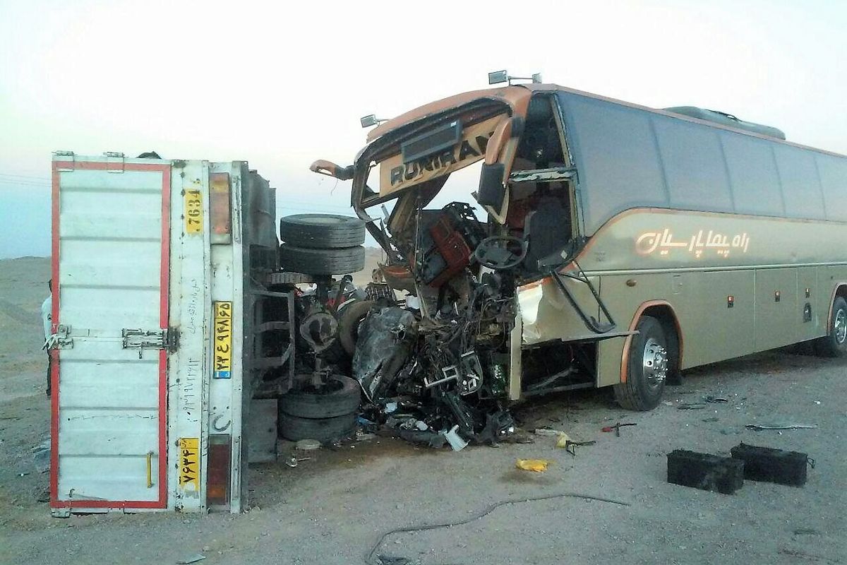 ۳ مجروح در تصادف اتوبوس با کامیون
