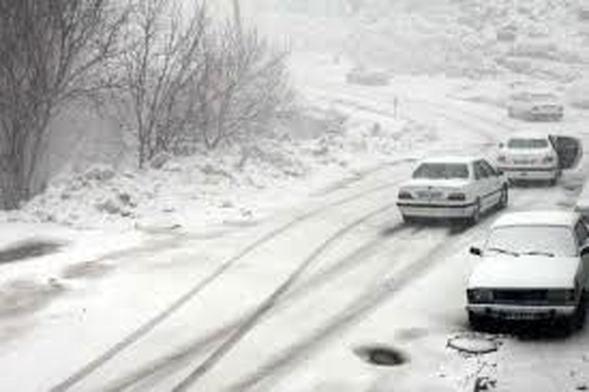 برف، راه مواصلاتی 35 روستای بروجرد و اشترینان را مسدود کرد