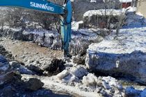مسیر یخ زده رودخانه آغلاغان شهرستان نیر بازگشایی شد