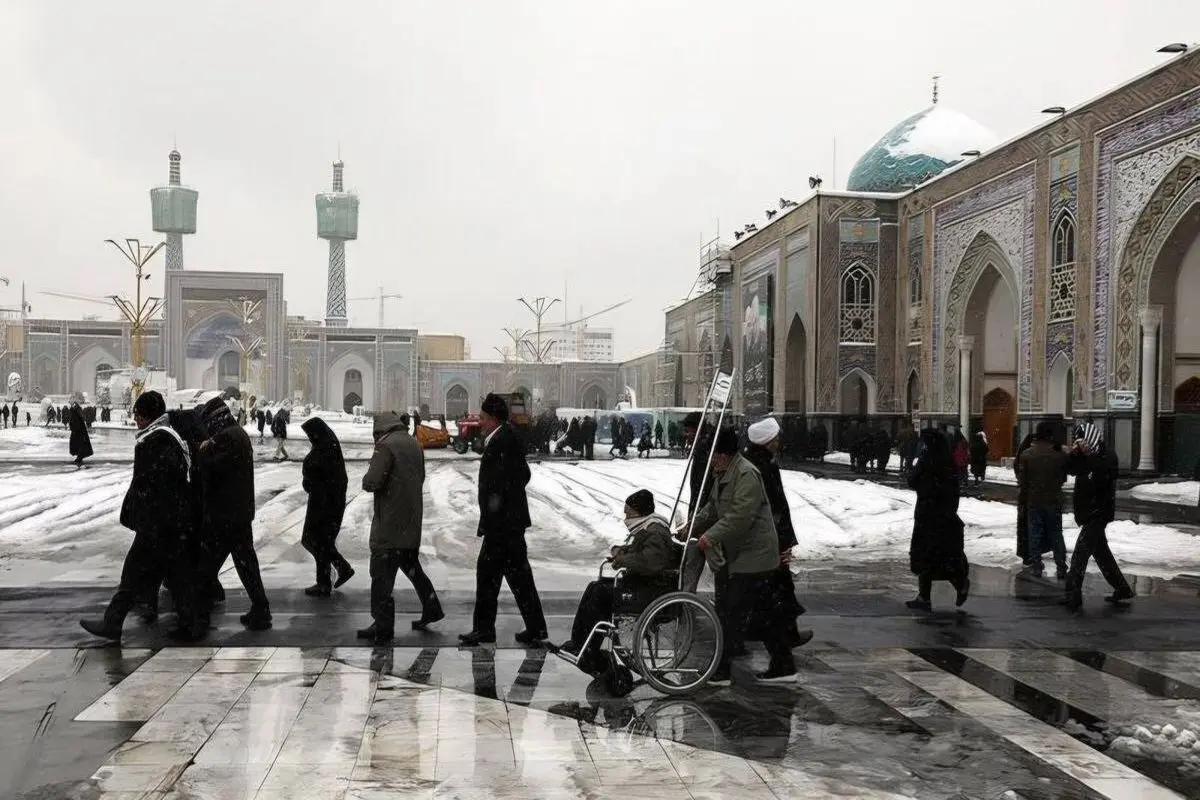 بارش برف در حرم امام رضا(ع)