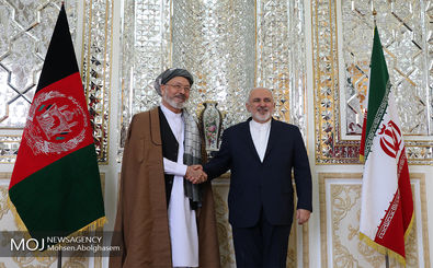 دیدار رئیس شورای صلح افغانستان با ظریف در تهران