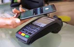 طرح "کهربا" در ۶ بانک با جایگزینی پرداخت با گوشی به جای کارت بانکی آغاز شد