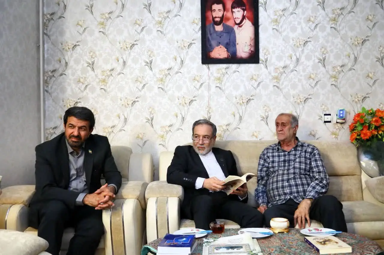 دیدار عراقچی با خانواده شهیدان حاجی‌بابایی در همدان
