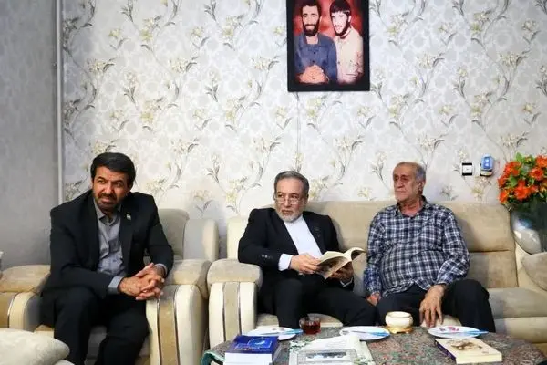 دیدار عراقچی با خانواده شهیدان حاجی‌بابایی در همدان