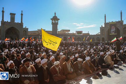 اجتماع بزرگ حمایت از مرجعیت و رهبر انقلاب اسلامی در حرم حضرت معصومه(س) (13) copy