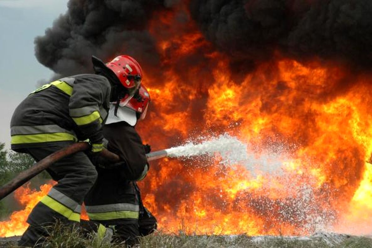 آتش سوزی در یک نجاری بروجرد منجر به سوختن ۵۰ تن چوب شد