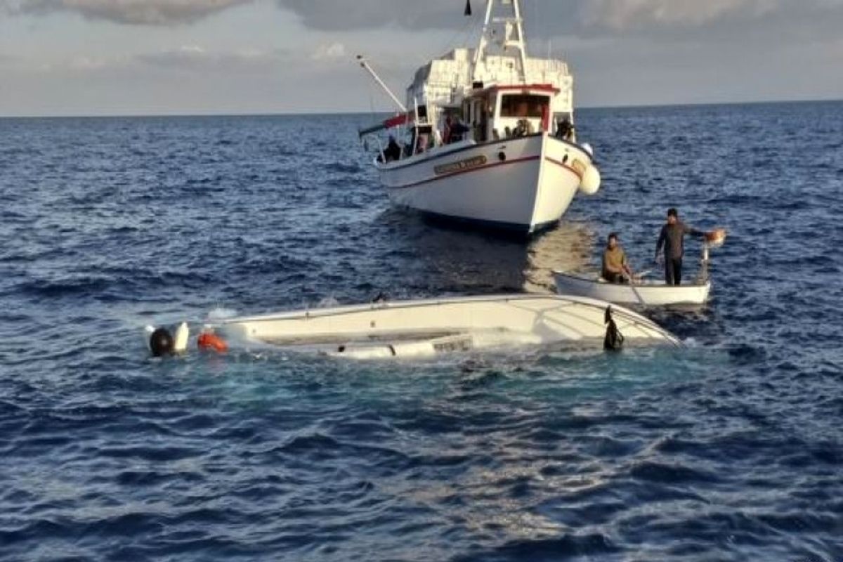 کشتی ایرلندی 712 پناهجو را از خطر غرق شدن نجات داد