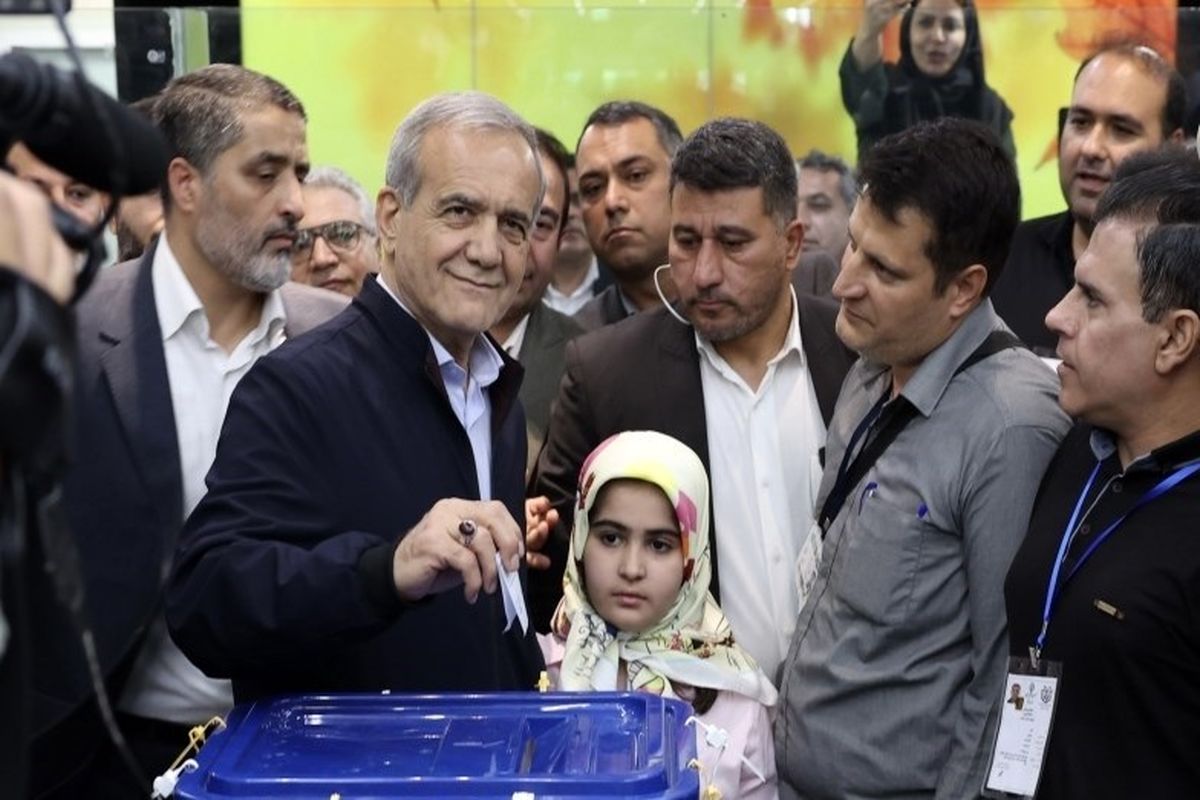 مسعود پزشکیان رای خود را به صندوق انتخابات انداخت