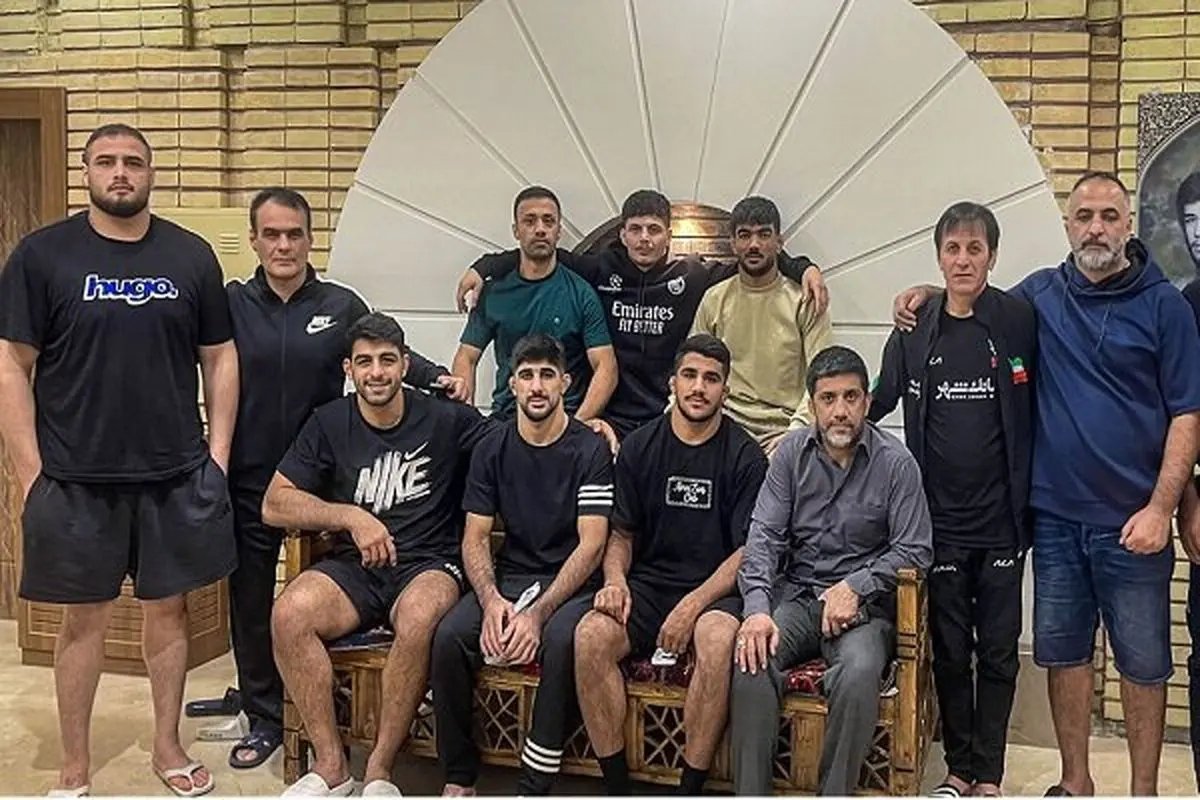 علیرضا دبیر رئیس فدراسیون کشتی در جمع ملی‌پوشان کشتی فرنگی