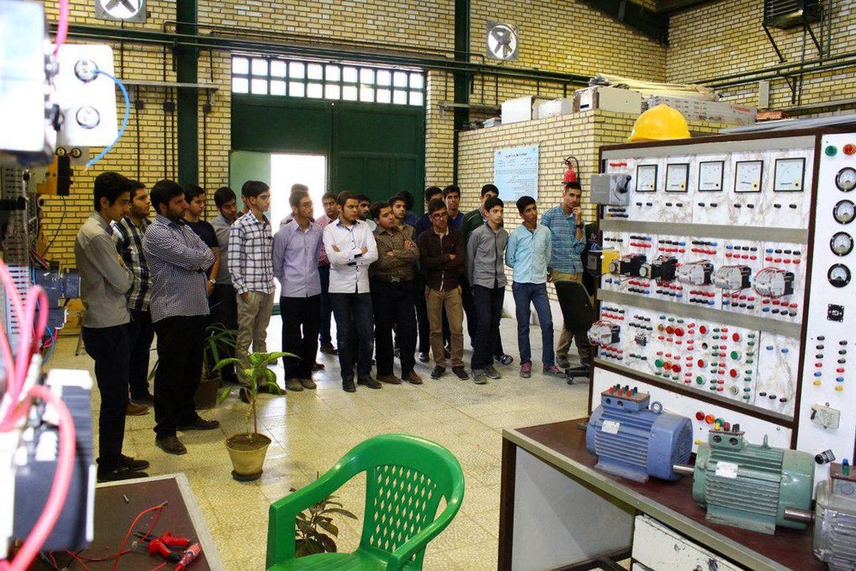 بازدید دانش آموزان از مراکز آموزش فنی وحرفه‌ای کرمانشاه