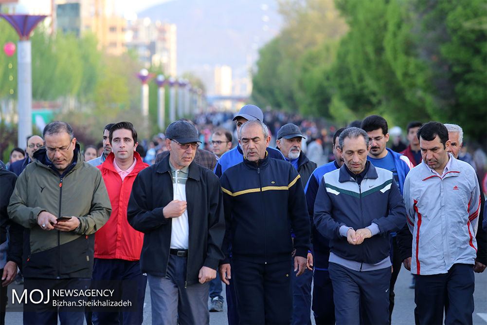 پیاده روی خانوادگی در تبریز