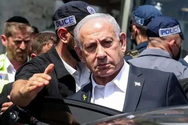 نتانیاهو پس از اعتراض خانواده اسرا جلسه دادگاه را ترک کرد
