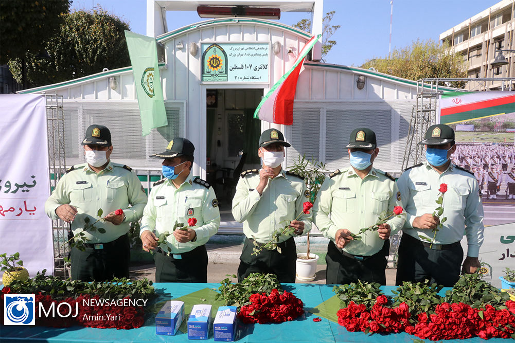 توزیع گل و ماسک در اولین روز از هفته ناجا در پایتخت