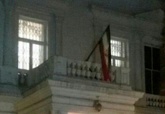 پرچم ایران در سر در سفارت کشورمان در لندن به اهتزاز درآمد