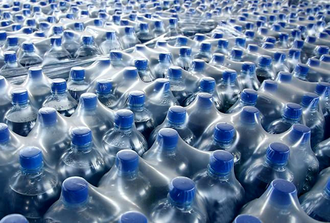 کشف ۳۰ هزار لیتر آب معدنی تاریخ گذشته در فروشگاهی در باقر شهر
