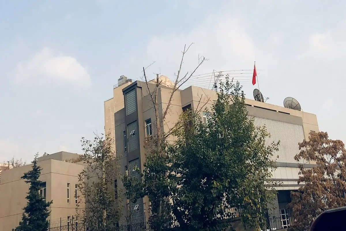 وضعیت عجیب و شلوغ سفارت چین در تهران + فیلم