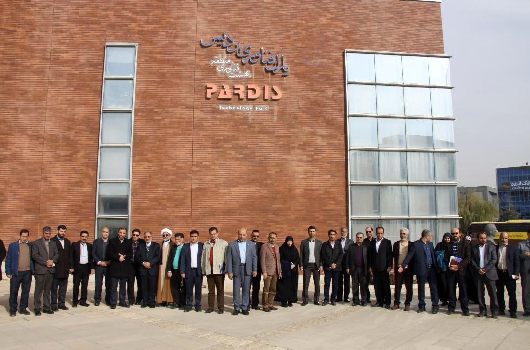 مدیران، مسوولان و استعداد های برتر استان قم از پارک فناوری پردیس بازدید کردند