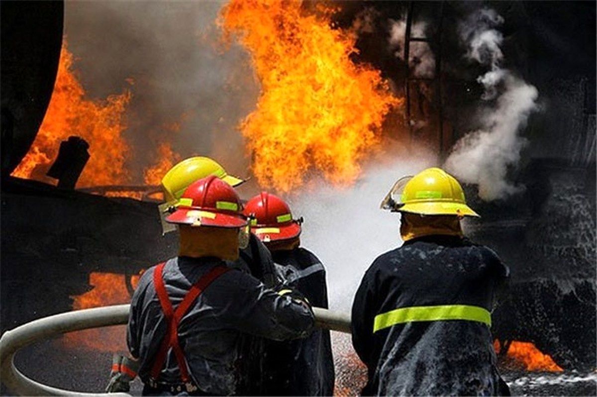 مهار آتش سوزی در منطقه ویژه اقتصادی پارسیان