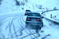 بارش برف در محورهای ارتباطی استان اصفهان / ممانعت پلیس از تردد خودروهای فاقد زنجیر چرخ 