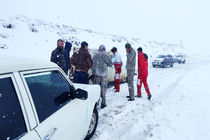 امداد رسانی به ۹ خودرو گرفتار در برف توسط راهداران 