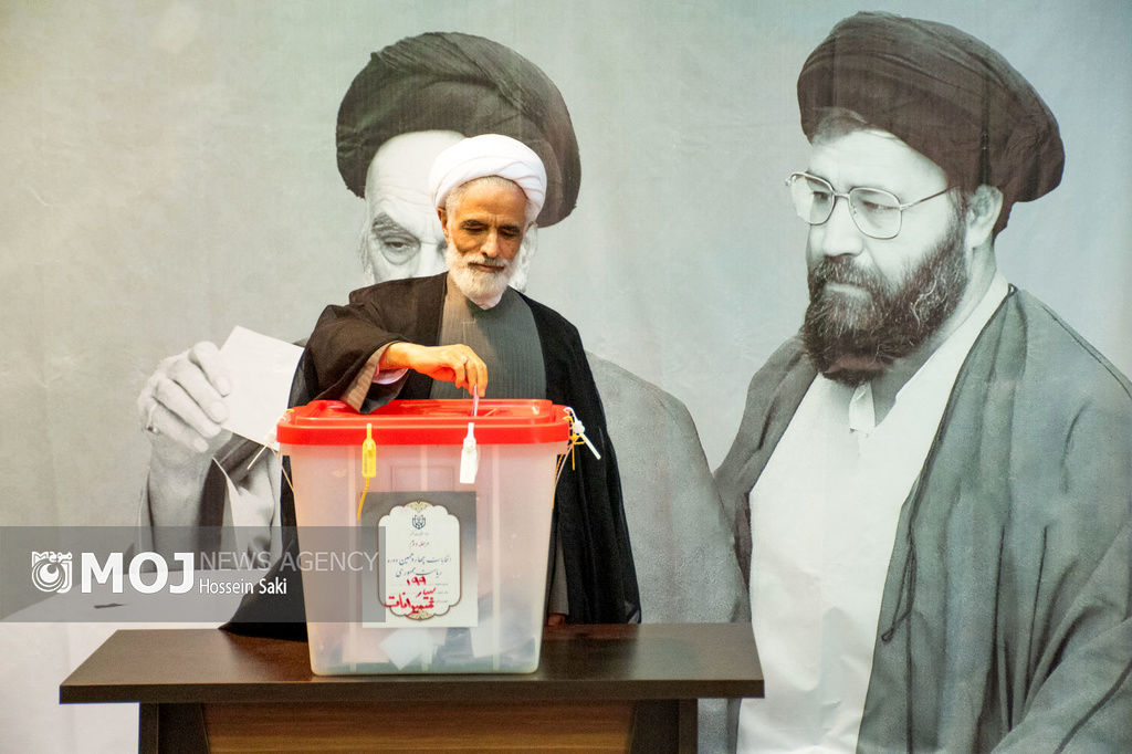 عضو مجمع تشخیص مصلحت نظام رای خود را به صندوق انداخت