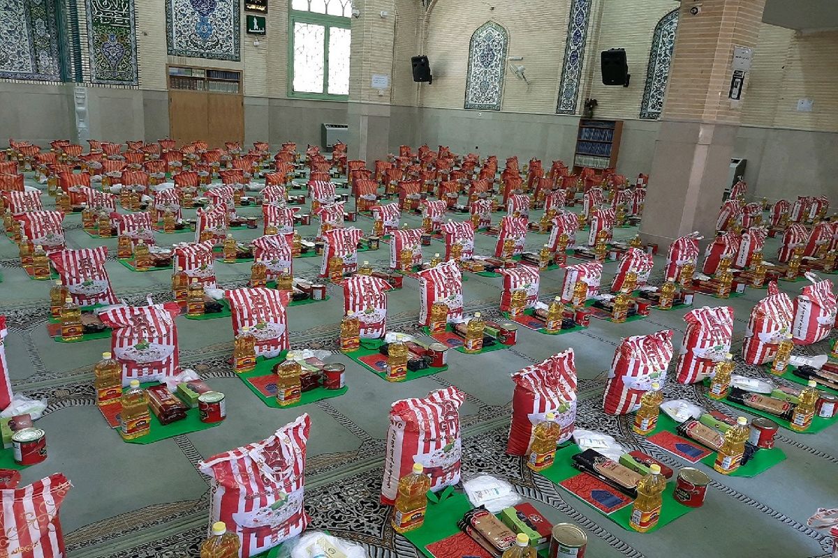توزیع 370 بسته ارزاق در مرکز افق امامزادگان کاشان 

