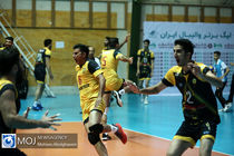 امروز مسابقه تیم والیبال شهداب یزد و مریوان با حضور تماشاگران در یزد