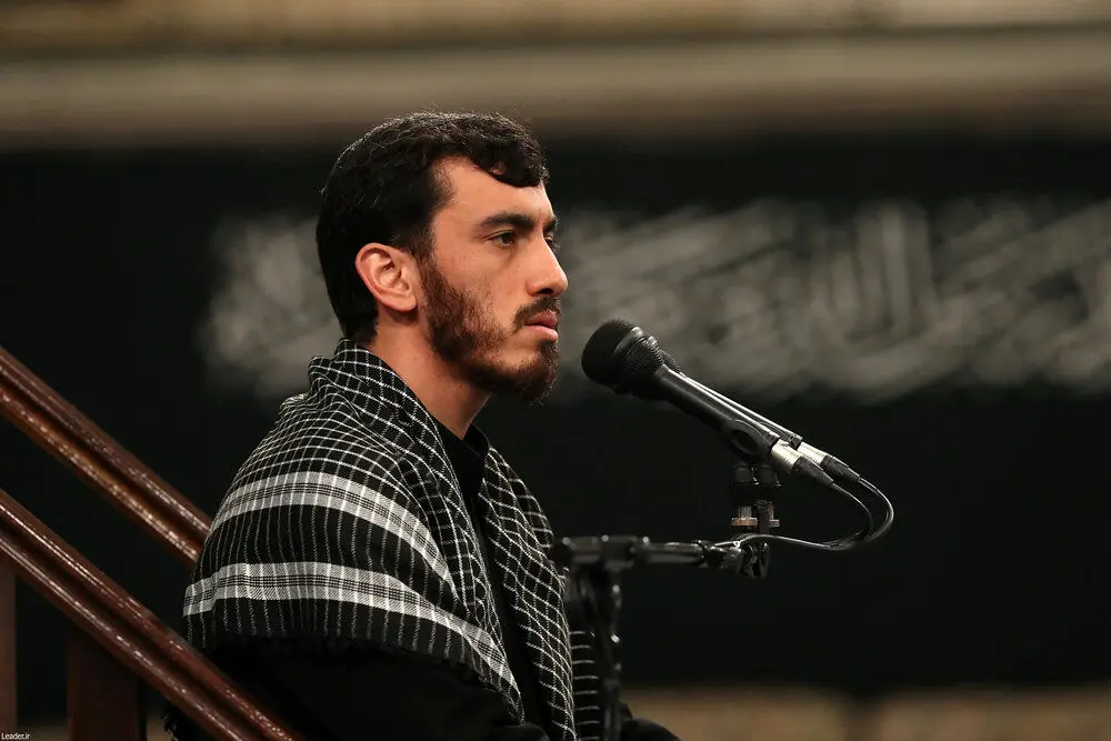 لحظاتی از شعرخوانی حماسی آقای مهدی رسولی در مراسم روز بسیج در حسینیه امام خمینی (ره) + فیلم