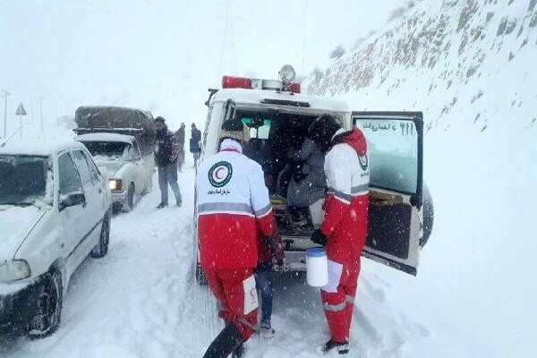 کمک‌رسانی هلال‌احمر به بیش از ۱۴۵۰ نفر گرفتار در برف و کولاک در ۷۲ ساعت گذشته + فیلم