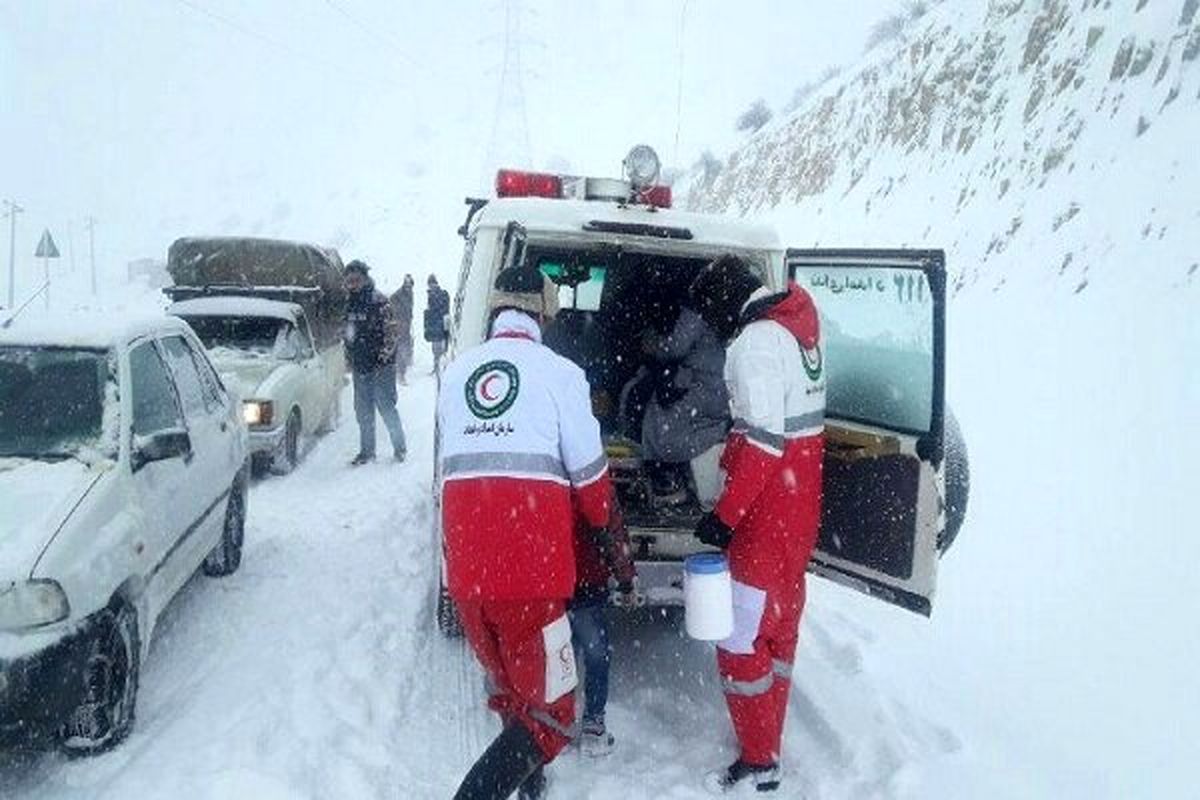 کمک‌رسانی هلال‌احمر به بیش از ۱۴۵۰ نفر گرفتار در برف و کولاک در ۷۲ ساعت گذشته + فیلم