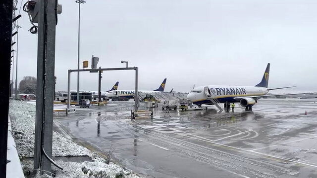 پروازهای فرودگاه منچستر به علت برف شدید لغو شد