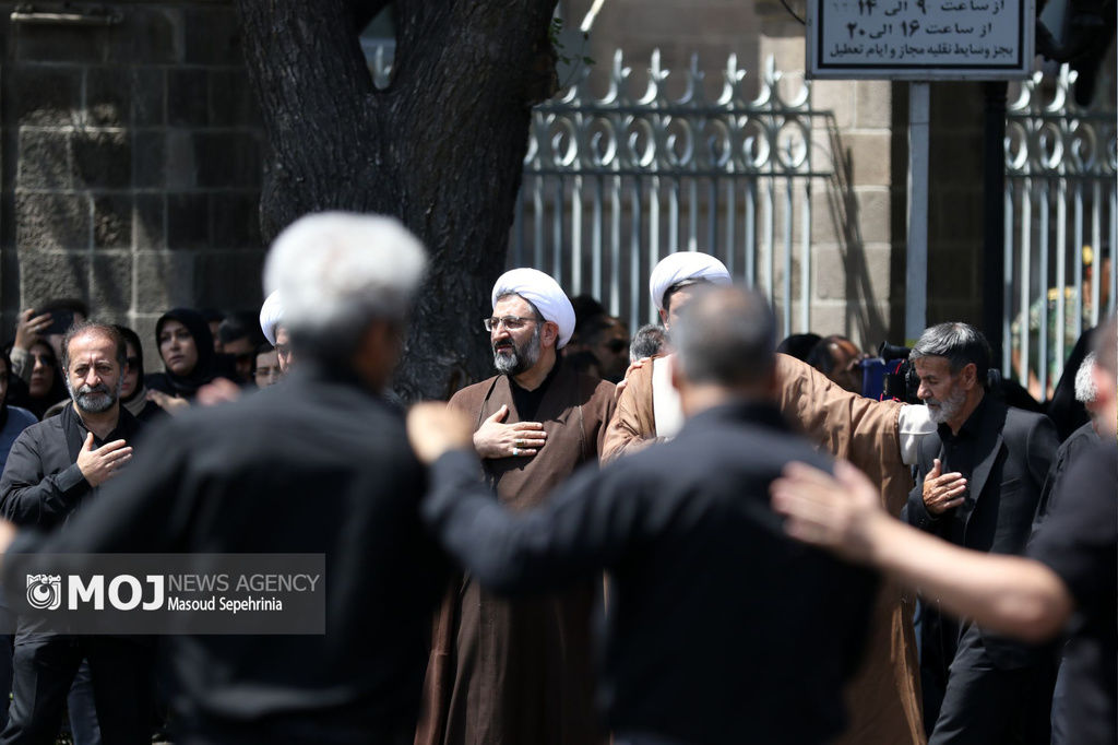 اجتماع عزاداران حسینی و نماز ظهر عاشورا در تبریز