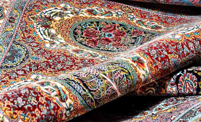 فروش ۴۰۰ متر مربع فرش دستباف، هنر دستان مددجویان کمیته امداد اصفهانی