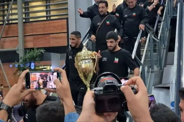 بازگشت تیم ملی کشتی آزاد ایران پس از قهرمانی جهان به تهران