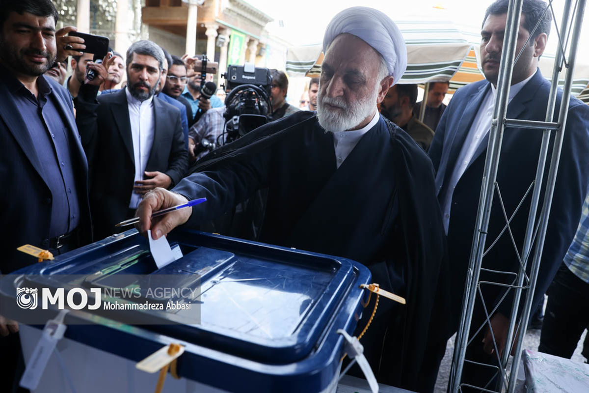رئیس قوه قضائیه در حرم حضرت عبدالعظیم رای خود را به صندوق انداخت