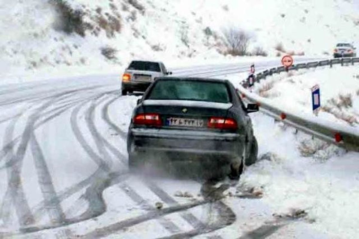 هشدار پلیس راهور نسبت به لغزندگی جاده‌های برون‌شهری