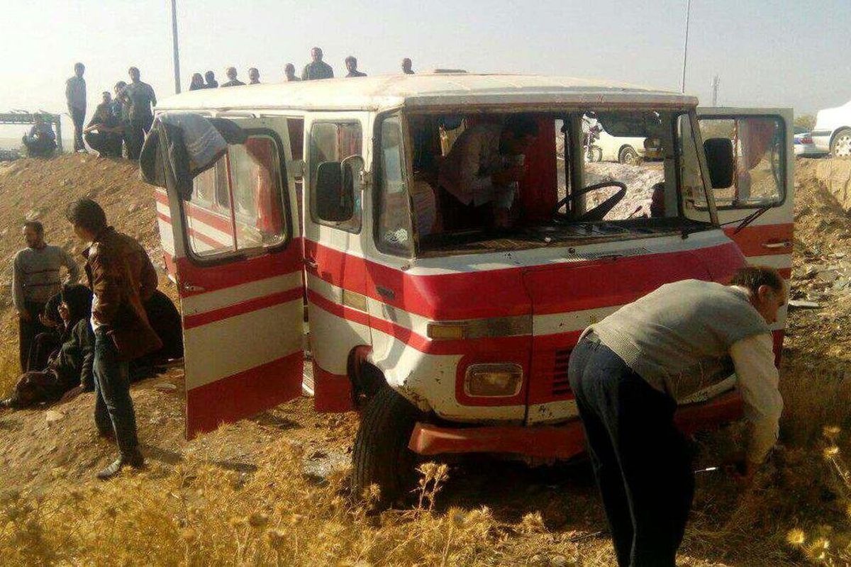 مصدومیت 12 مسافر در واژگونی مینی‌بوس اصفهان-میمه