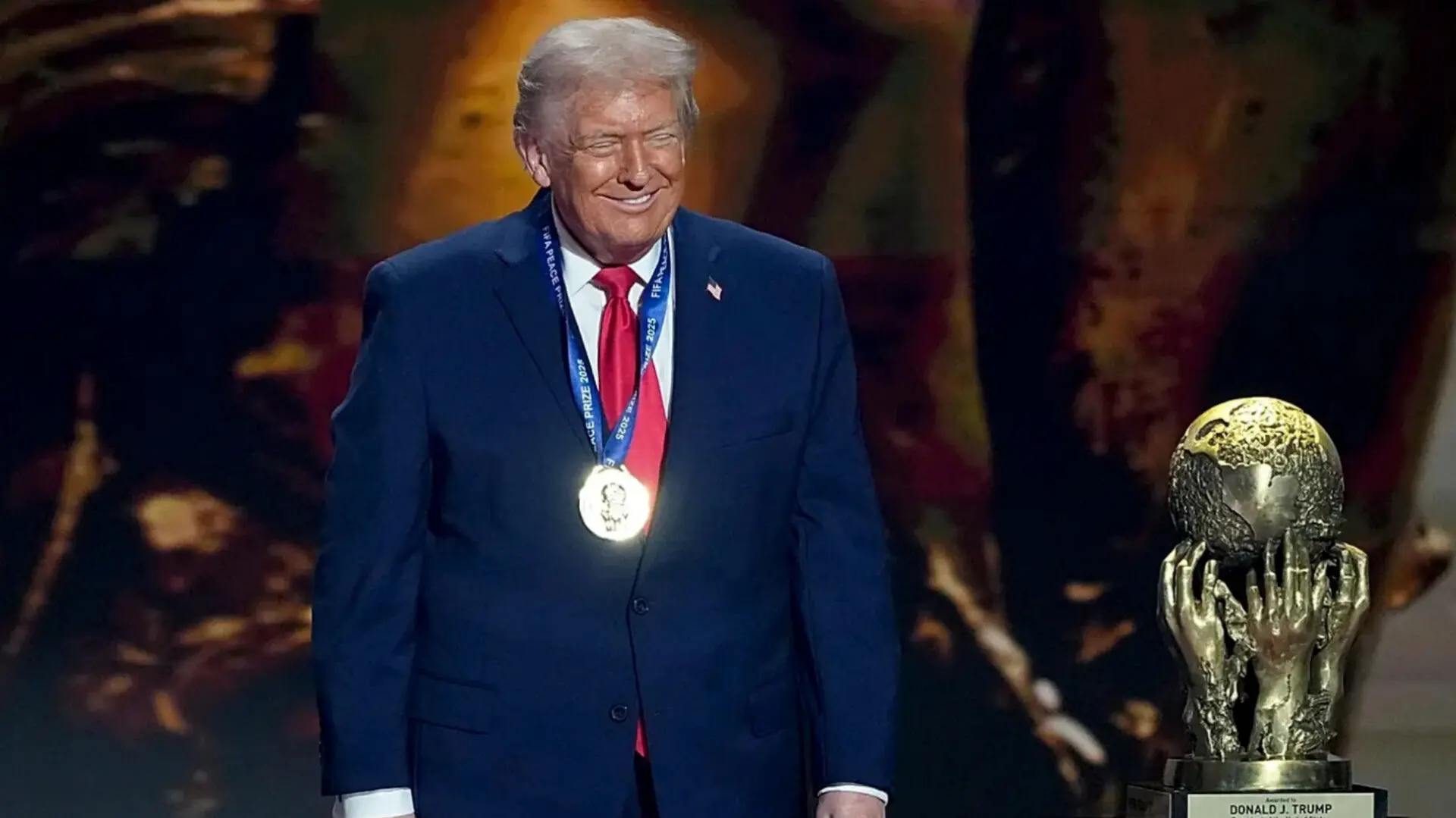 لحظه‌ای که ترامپ مدال صلح فیفا را بر گردن خودش انداخت + فیلم