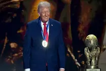 لحظه‌ای که ترامپ مدال صلح فیفا را بر گردن خودش انداخت + فیلم