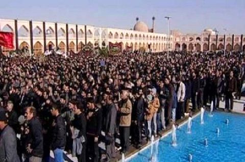 اجتماع عظیم عزادارن اربعین حسینی در میدان امام علی(ع) اصفهان برگزار می شود