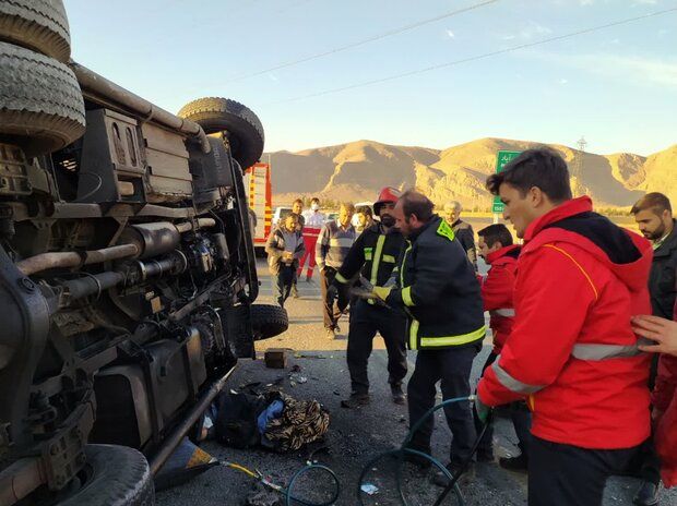 حادثه تصادف تریلی و اتوبوس در جاده تربت حیدریه با ۲۷ کشته و زخمی
