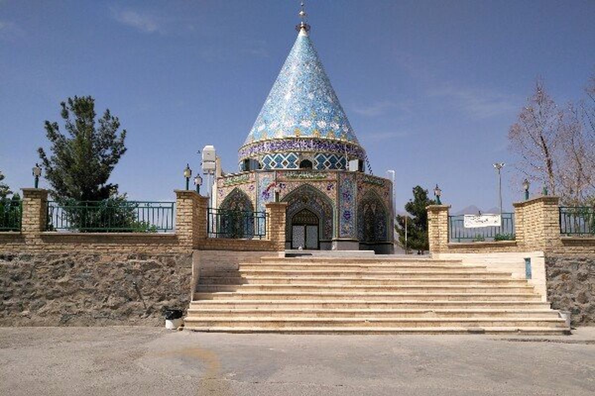 اجرای طرح هر زائر یک حامی تحصیلی ایتام در امامزاده احمد(ع) نطنز
