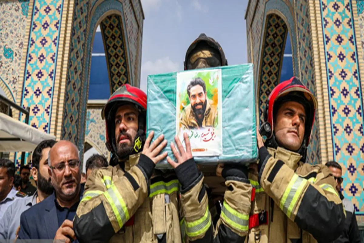 آتشنشانان با دستور رهبری و مأموریت نظامی شهید شناخته میشوند/ آیا فخریان آتش نشان مشهدی شهید حساب میشوند؟
