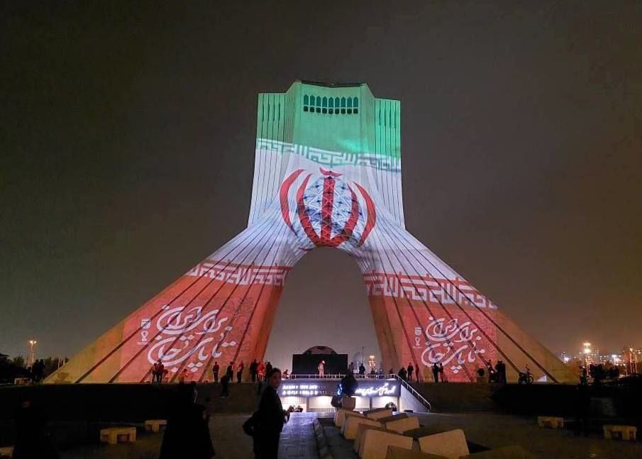 برج آزادی به رنگ پرچم ایران شد