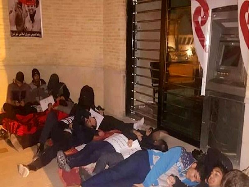 دانشجویان بسیجی شیرازی شب را در خیابان خوابیدند