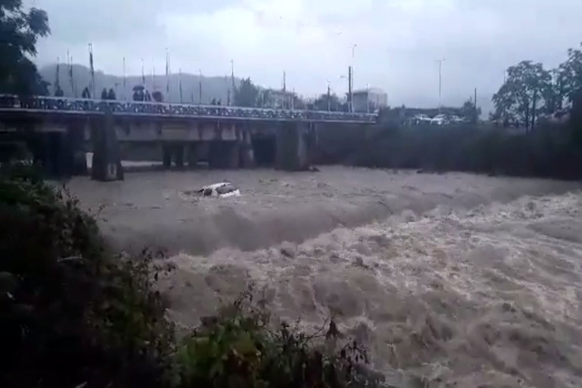 سقوط یک دستگاه پژو 206 به رودخانه حویق در محور تالش - آستارا
