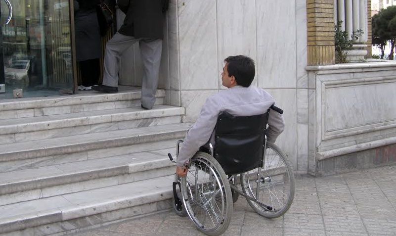 کم توجهی بانک های مازندران برای ساختن رمپ ورودی معلولین
