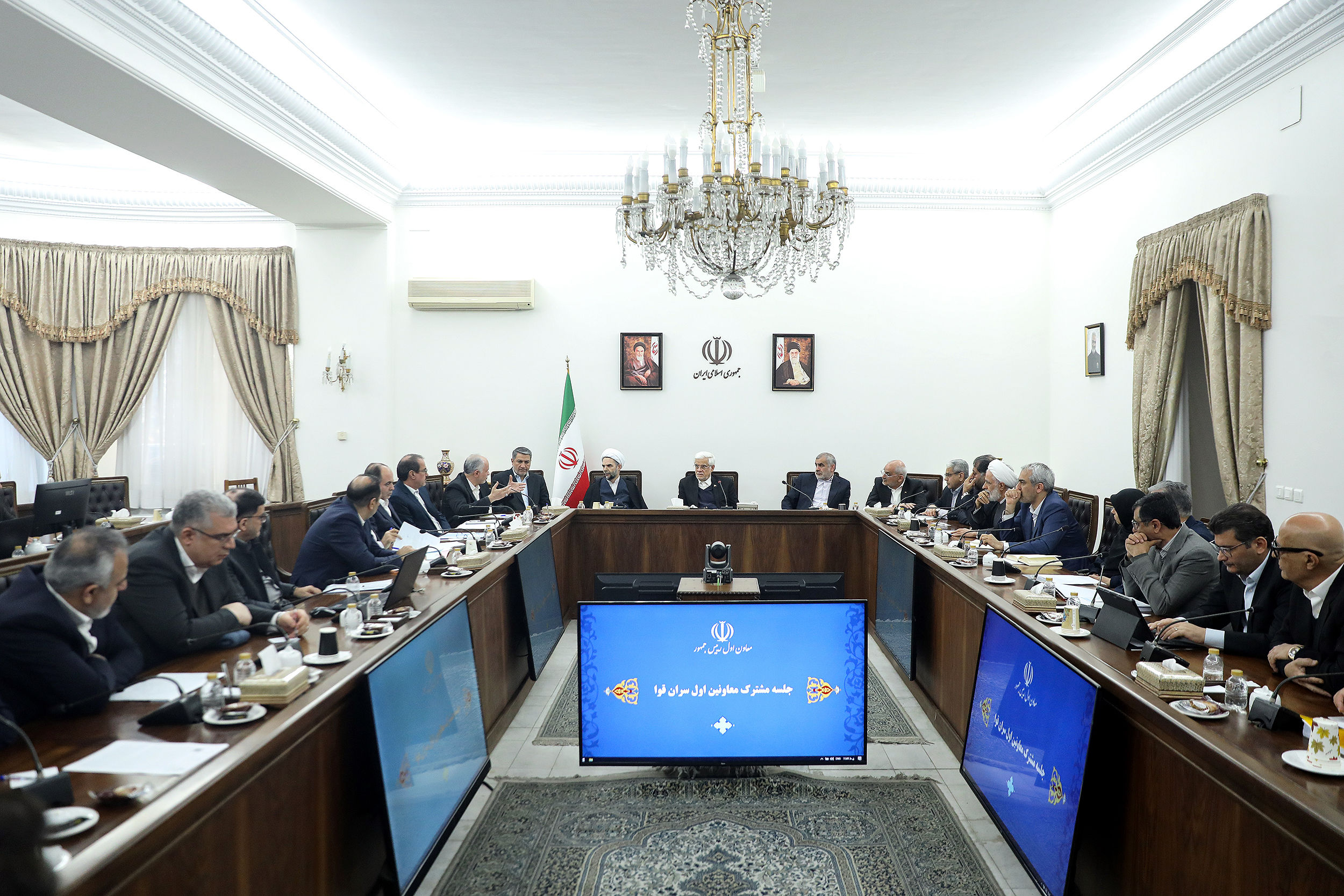 نظام و دولت چهاردهم در شرایط کنونی و خروج از تنگناهای اقتصادی بر روی بخش خصوصی حساب ویژه‌ای باز کرده است